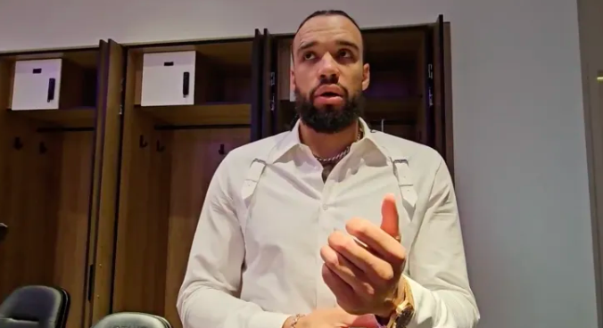 NBA常规赛，太阳114-103击败快船。赛后太阳球员狄龙-布鲁克斯在接受记者