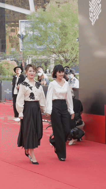 能看出马丽真的超喜欢袁泉，和袁泉一起走红毯时，马丽这一通忙活，走红毯时，马丽牵着