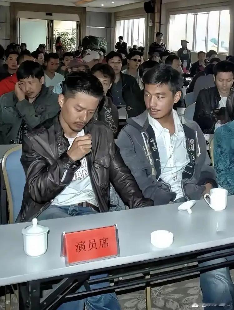 一群演员开会中，都很认真！