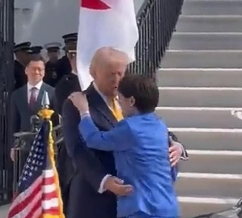 当高市小鸟依人般投入特朗普怀中，满脸娇羞的将头贴到他的肩头，小粉拳打在特朗普的肩