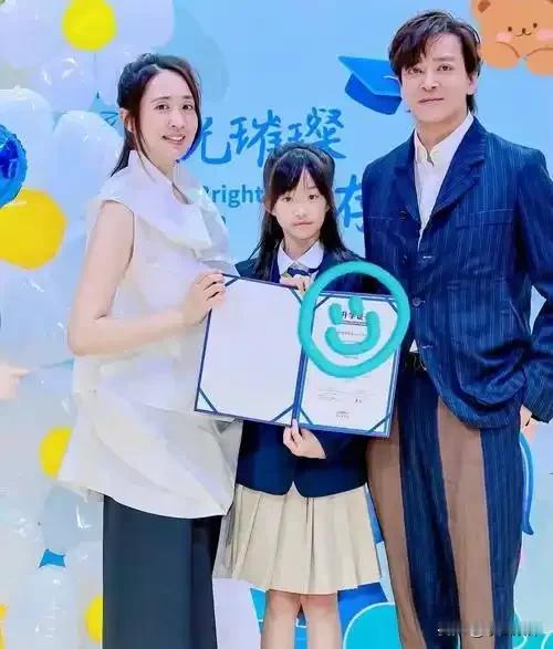 香港歌手陈晓东的一家三口，他现在很少出现在舞台上了，女儿已经小学毕业了。妻子叫做