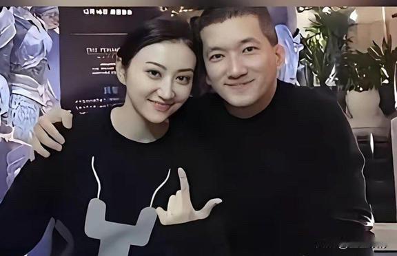 不少人说景甜早年那位大佬对她是真心善待，可世上哪有什么无条件的付出。本质更像是一