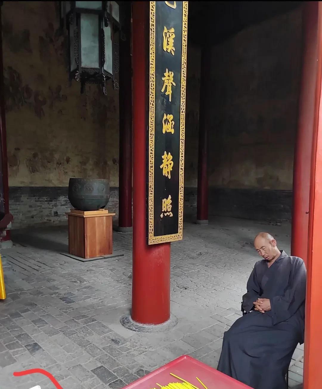 少林寺换新住持，这个在殿里坐着看香的和尚好日子到头了！他的上班比无数985，2