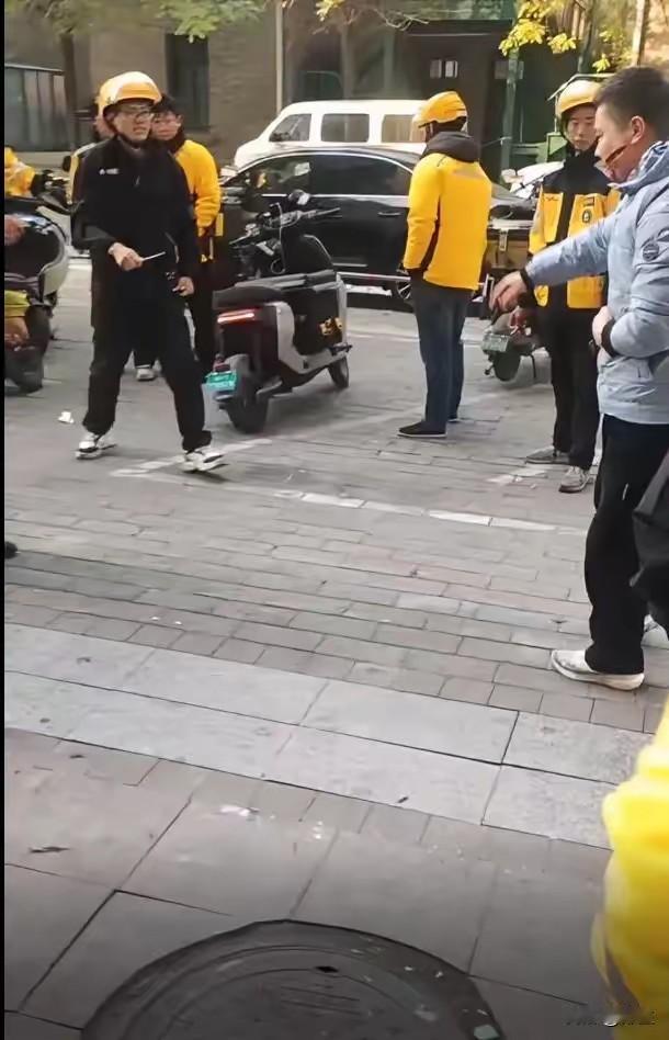 捅人的外卖小哥会是什么样的结局？1、死刑？大概率不会这样，因为两个人打他一个