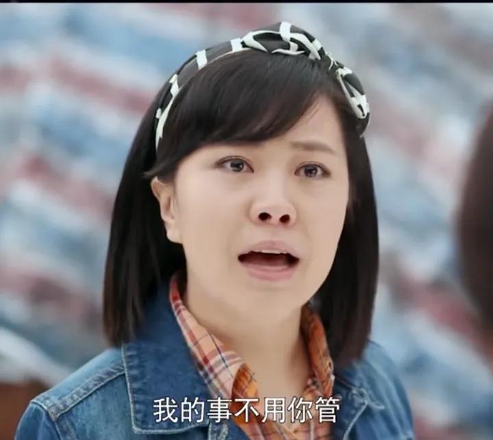 闫学晶拍摄《俺娘田小草》时期，必须要让剧组答应一个条件。那就是必须要带一个人进组