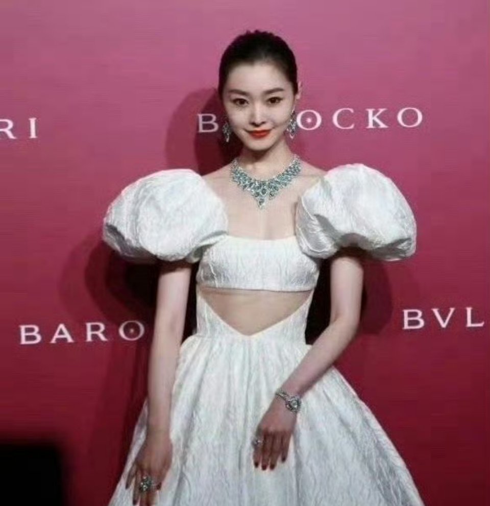 事实证明，人太好看了就把珠光宝气都掩盖了！不信，请看刘亦菲和宋轶