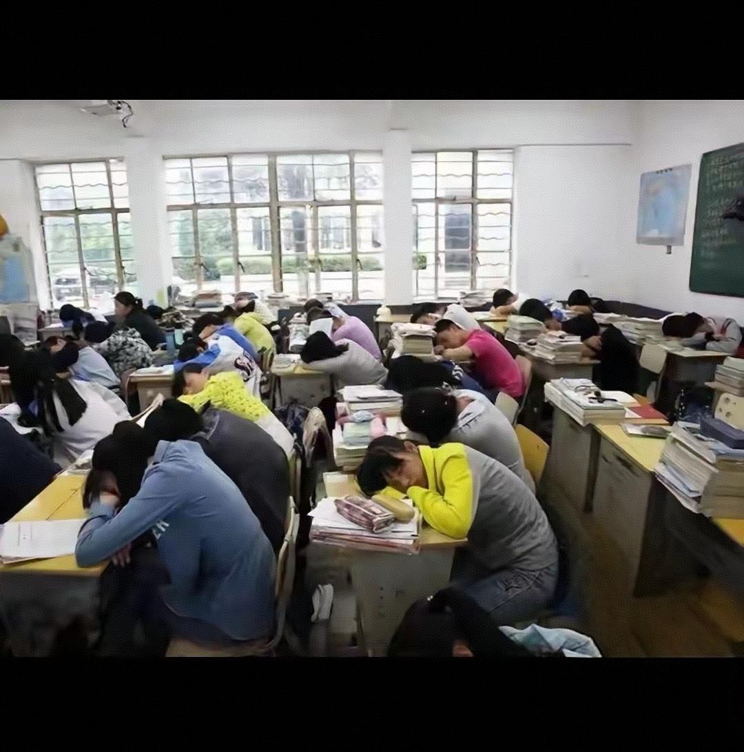 如此课堂，再不整治，国家的未来怎么办？安静的课桌摆好了，但努力的心却没有了。