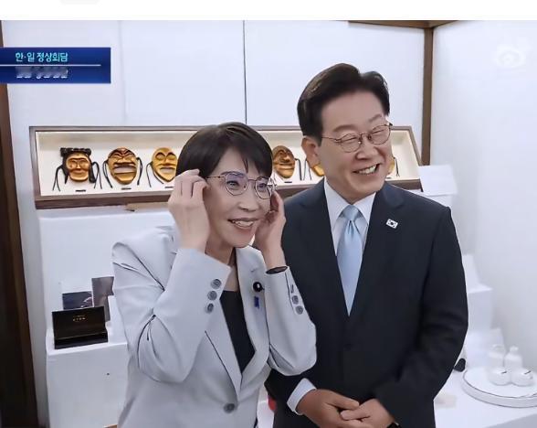 连日本人都看不下去！高市早苗一把抢过李在明的眼镜戴在自己脸上日本政客高市早苗