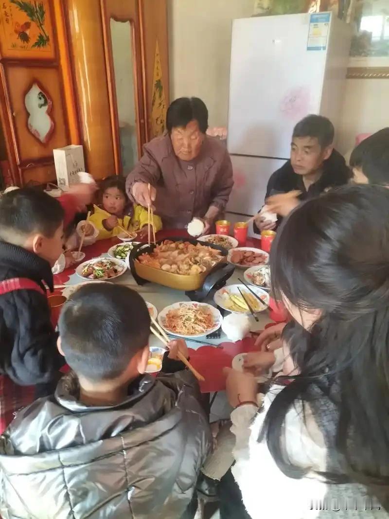 每年过年，对别人是团圆，对我是煎熬。家里六姊妹，三代人加起来三十多口。大姐、