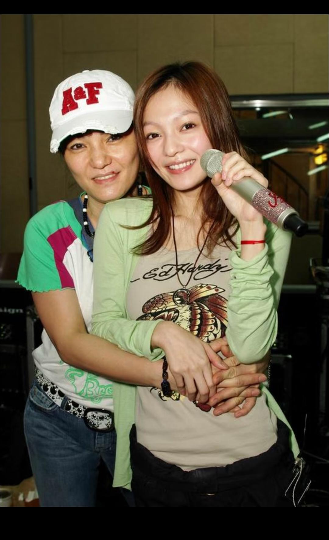老祖宗说两腮无肉，神仙难斗！这句话放到张韶涵妈妈身上完全对应上了！当年她的妈