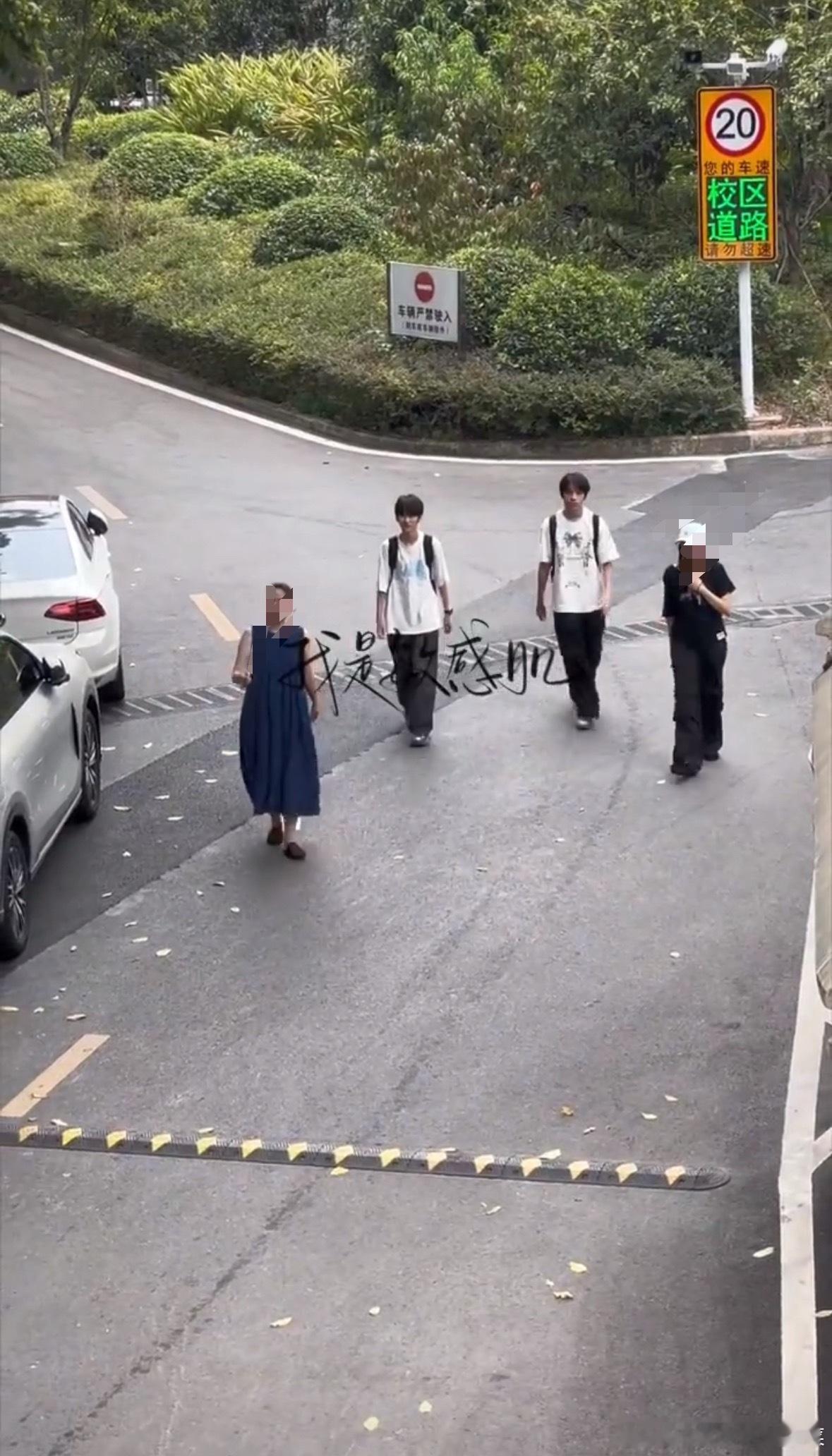 tg妈妈接儿子放学​​​