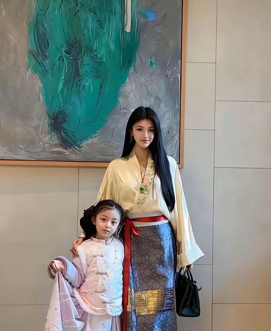 真的好美啊好想知道孩子父亲什么样