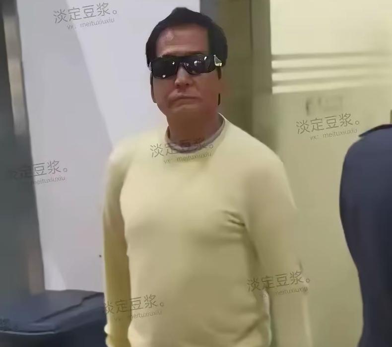 天啊！这个歌星你还认得吗？发现他的打扮越来越让人看不懂了，这身随意的穿着，在家