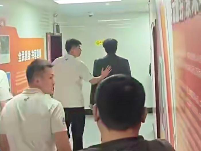 山东高速止步8强，主教练赛后情绪没收好从网上发出的视频来看，0:2出局的山东