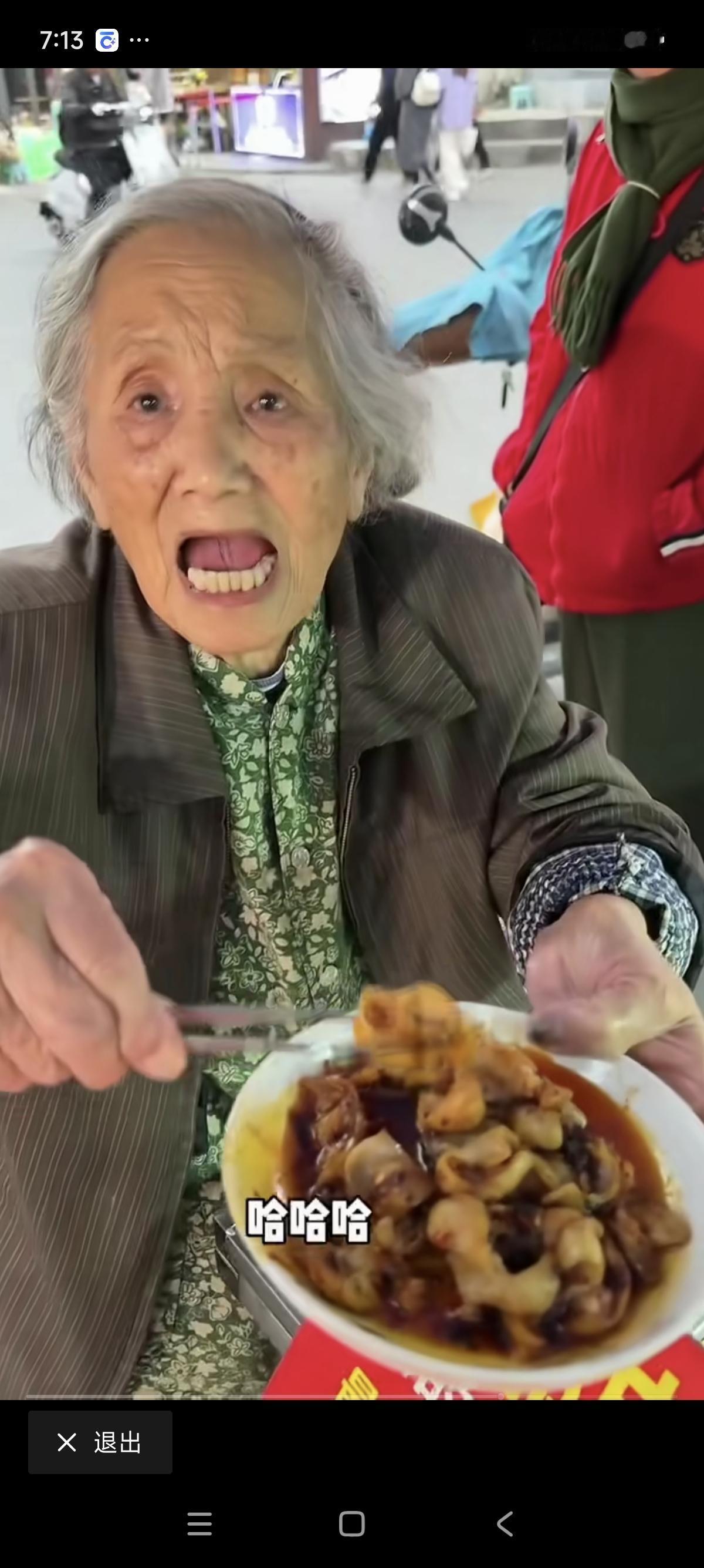 用内裤当抹布的老婆婆,现在似乎已经开始认错了,今天一个女博主到她这里买蛋烘糕