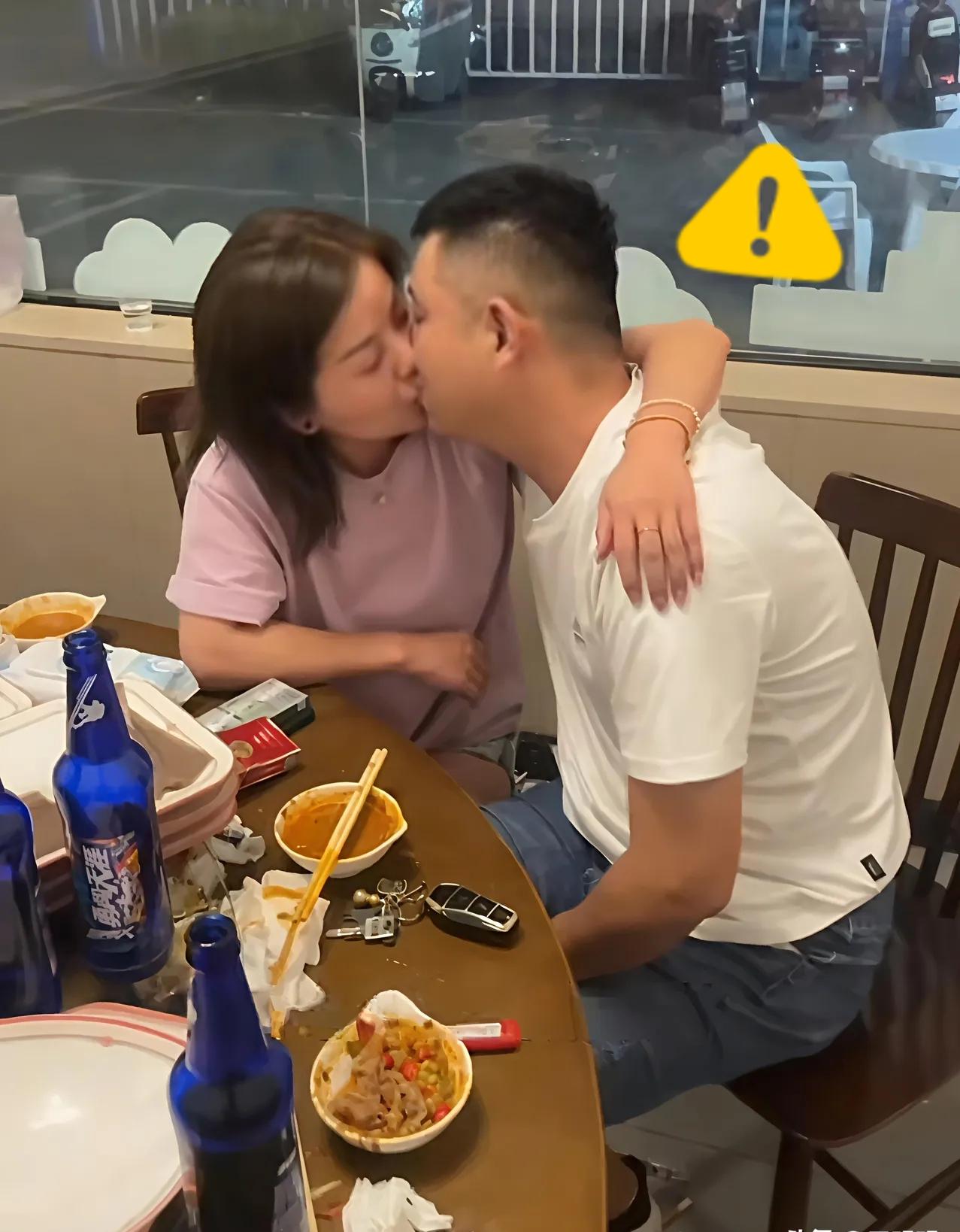 同学聚会，点开沉寂数月的班级群，置顶消息不再是当年的作业提醒，而是“十年同学聚会