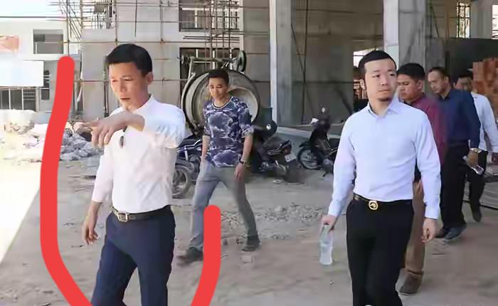 陈志小舅是个狠角色,是他镇住了陈志的江山邱国兴1970年出生,13岁辍