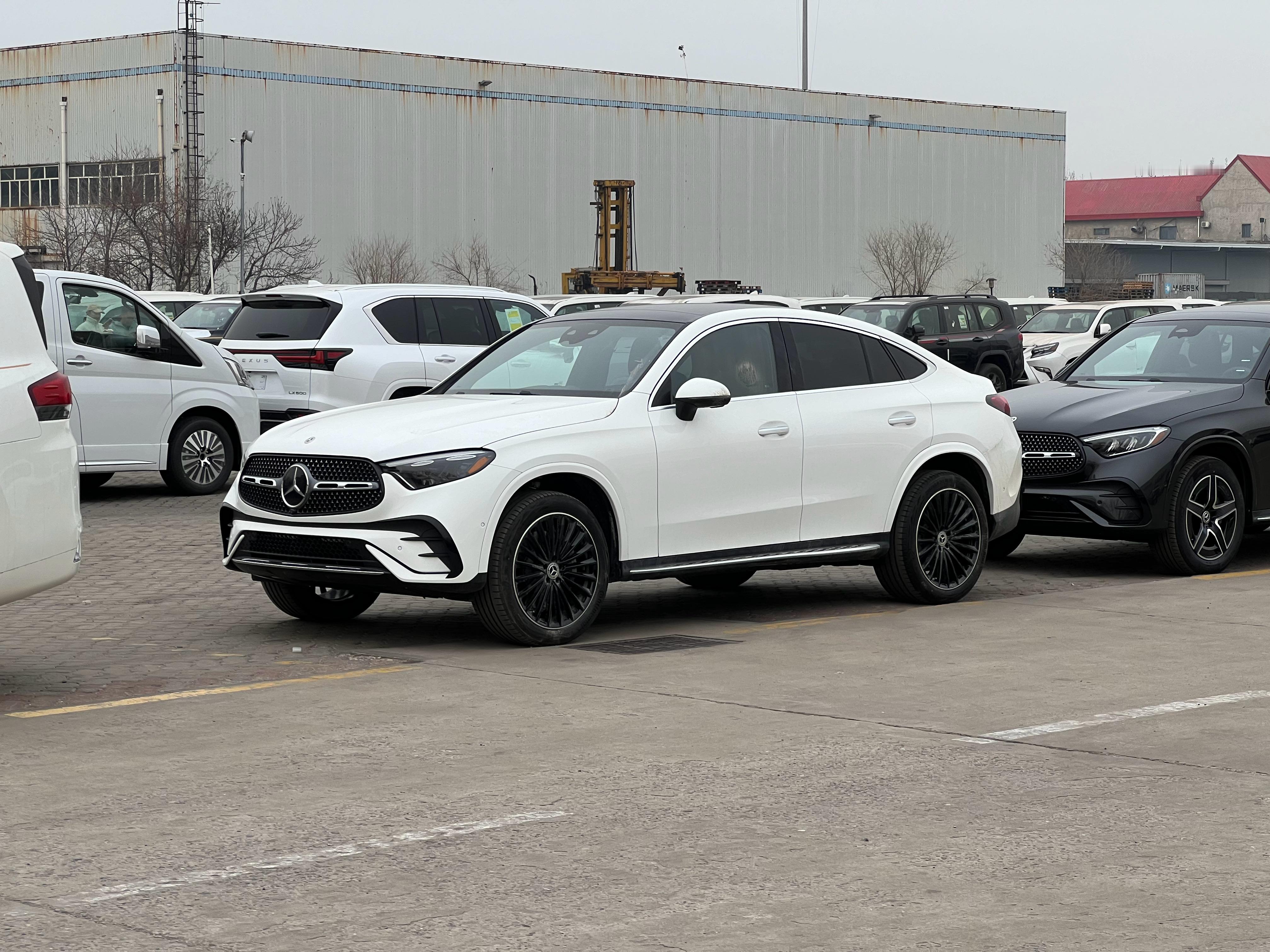 港口最近老能看到一些奇奇怪怪的车，之前的X6，50i，还有上次的卡宴coupe