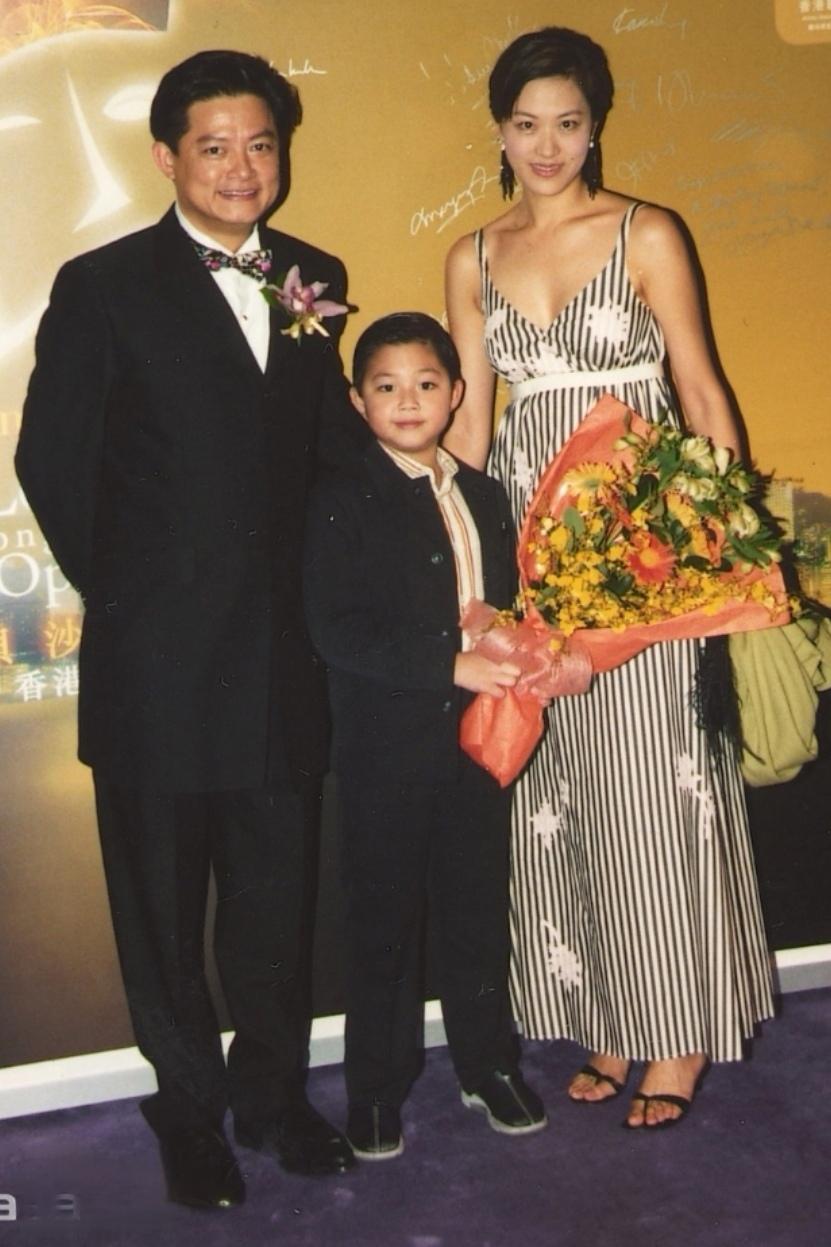 曾经恩爱的一家人，妻子美丽知性、端庄秀丽，儿子英俊潇洒！可他们的婚姻持续26年就