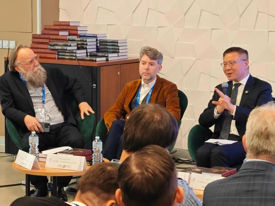 张维为教授在6月26日参加了莫斯科大学举办的论坛。在张维为教授的旁边，有一位白