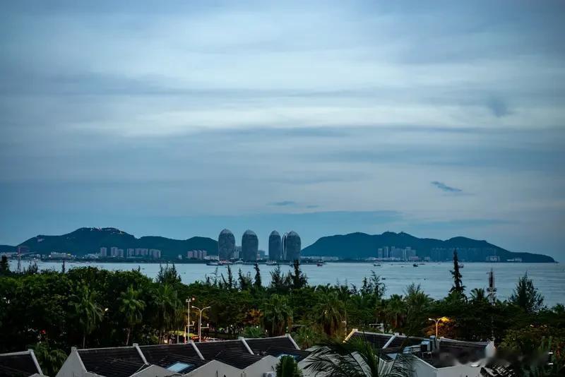 海南有不少适合东北人居住的地方。三亚是热门之选，气候温暖，海滩资源丰富，“面朝大