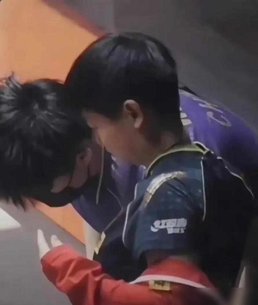 返京当天，王楚钦直奔训练局，孙颖莎正做理疗。两人隔着玻璃比了个OK，肩伤没好透，