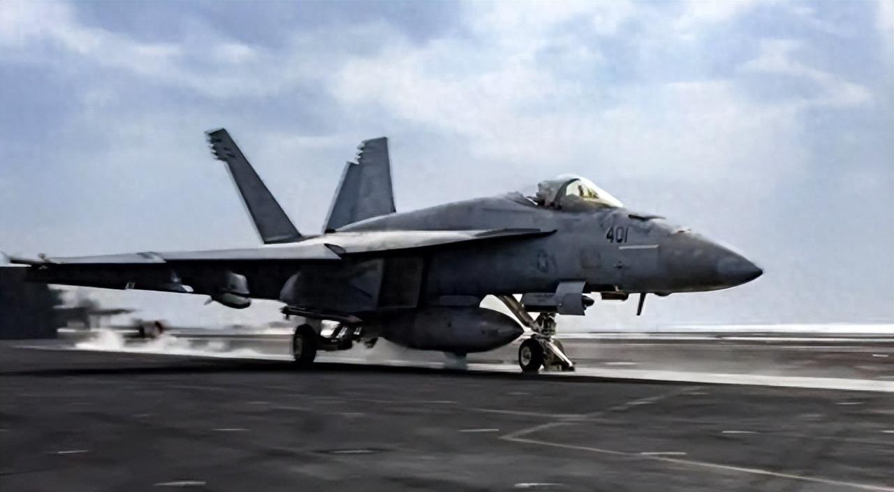 尼米兹号航母刚钻进南海那片浑水,就闹出这么一出闹剧:半小时内,一架F/A-18F