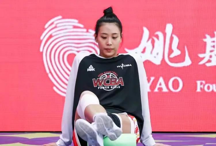 力克美国！唐子婷：不管哪一支中国女篮的队伍都不会轻易地低头。波兰队是9个职业选手