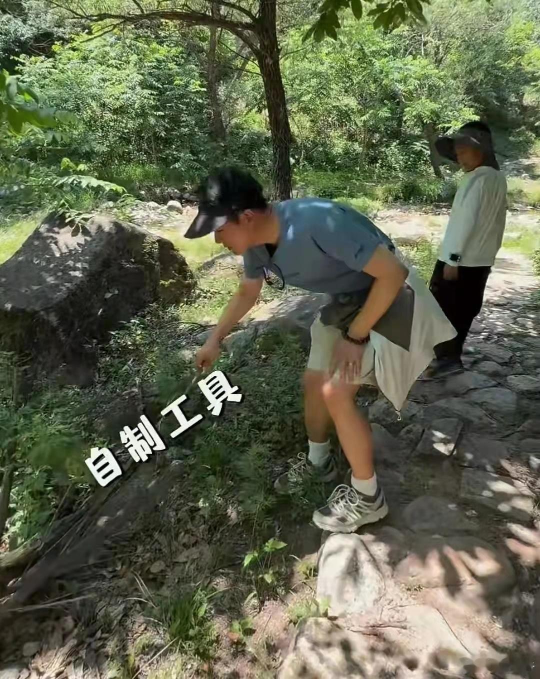 佟大为一家野外徒步，上山接灵泉水，关悦带大包子、咸鸭蛋当午餐，一家子超接地气！