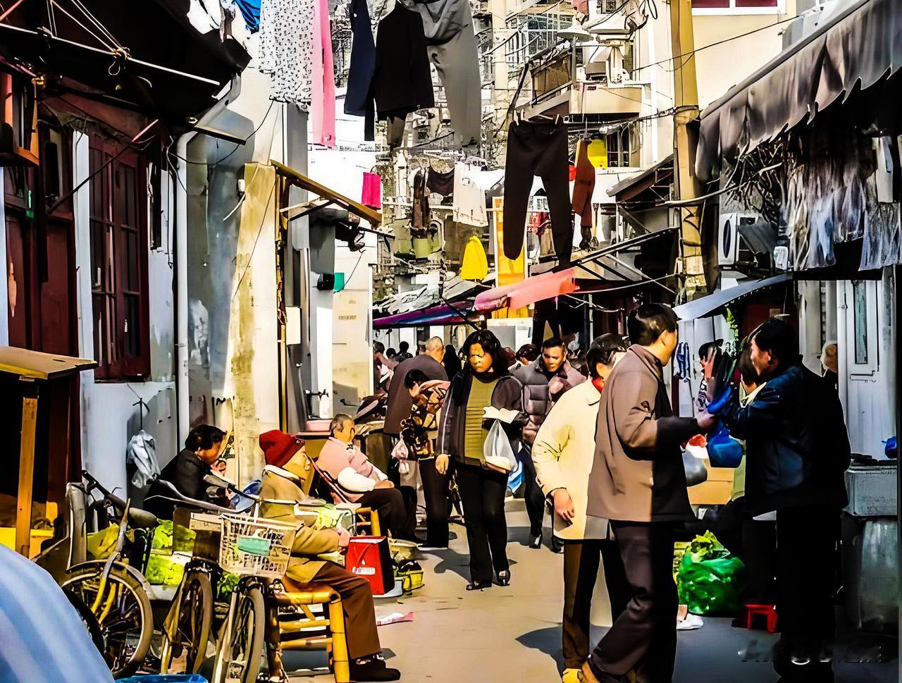 上海这条老弄堂，比城隍庙有意思多了。来上海的游客少不了要去外滩、陆家嘴、城隍庙，