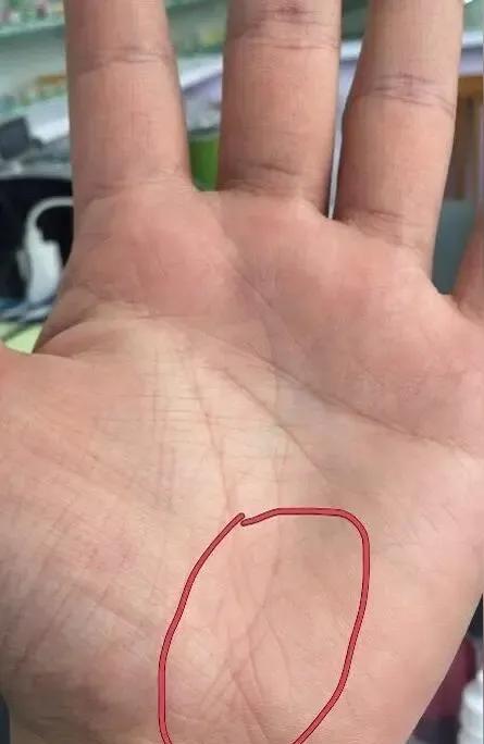 有时候很多人看到自己手纹乱心里慌，甚至忧心忡忡其实没有必要，手相是告诉你后