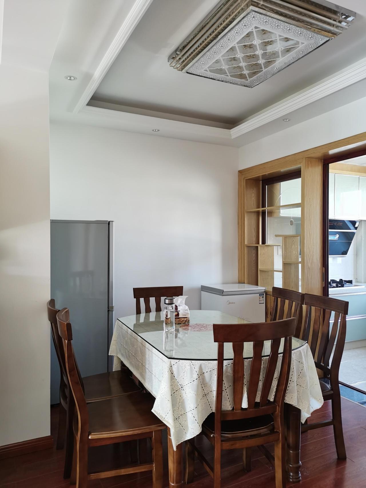 公婆生活了二十年的家，虽然普通却十分干净舒适，由于公婆多年累月养成好的生活习惯，