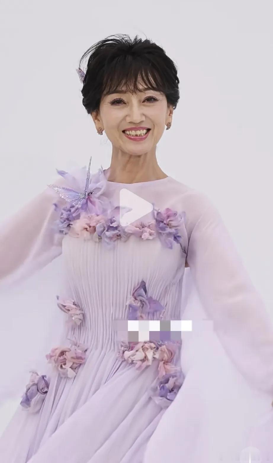 赵雅芝现身三亚参加费加罗超级假日活动，以一身淡紫色长裙子亮相，感觉她的头发和上半