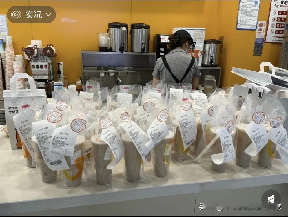 京东这0元奶茶活动，是把顾客当猴耍！今天淋着雨蹲了3点的京东0元奶茶，结果