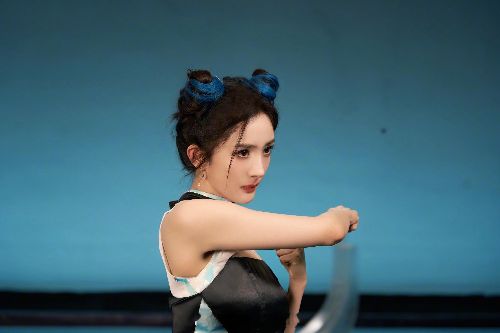 杨幂全新代言造型这个战斗力如何