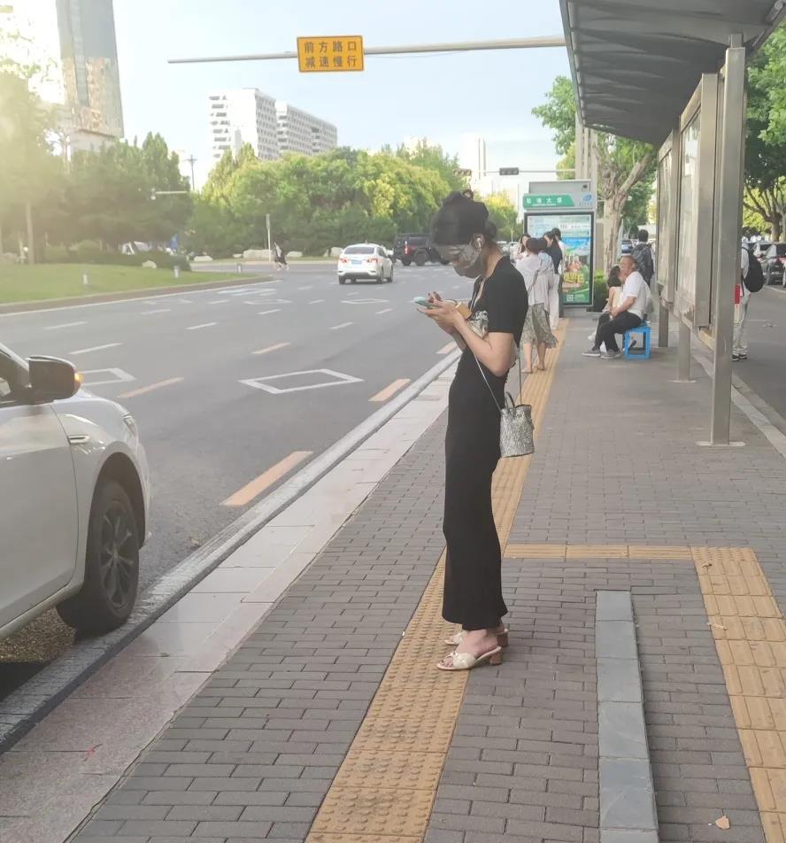 现在好多女的带的口罩一样的东西，只留出眼，这是不是属于布制面罩了