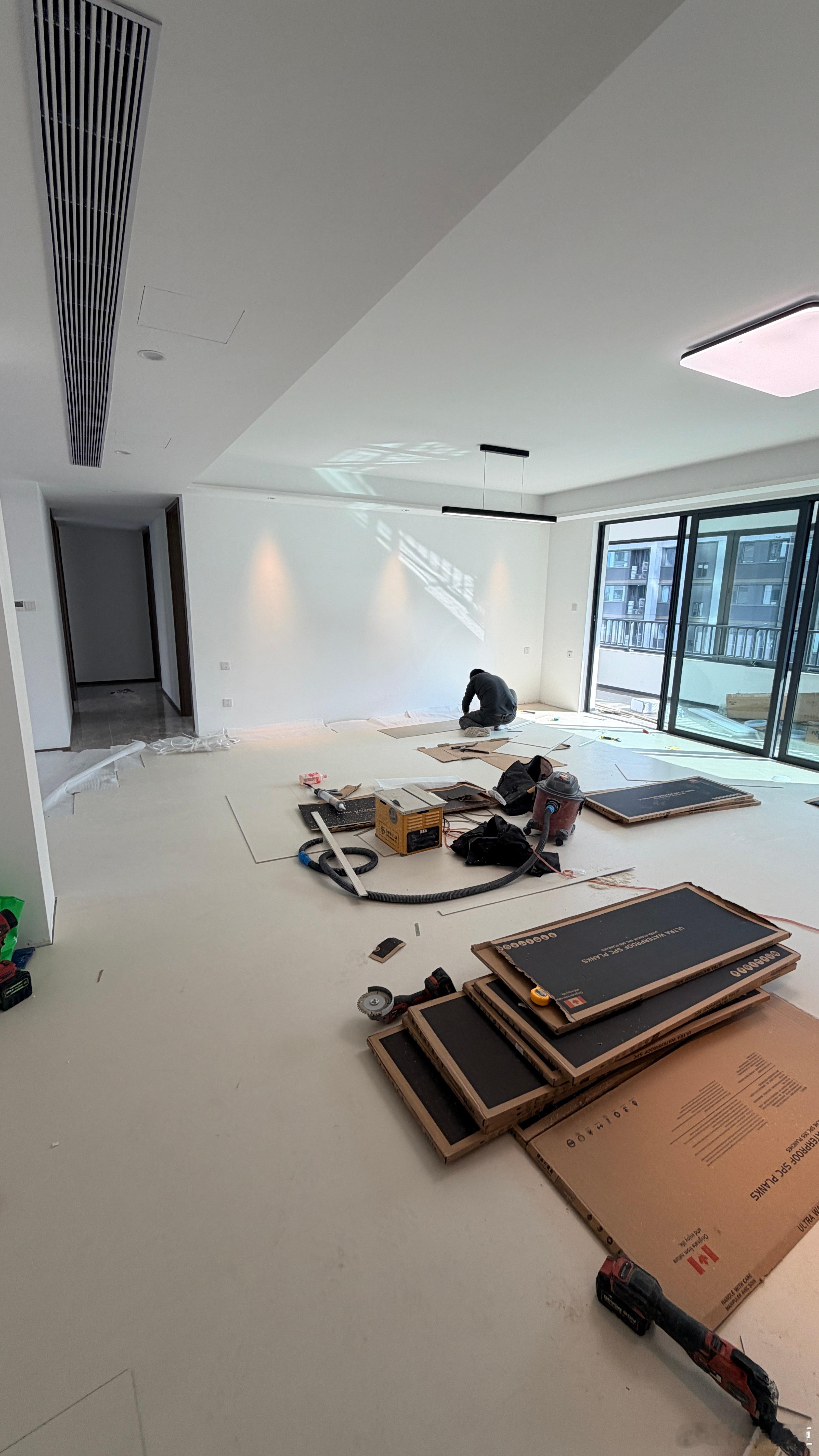 新办公室进度条+1，今天把地板贴完了跟大家汇报：地板是5700元人工费1200