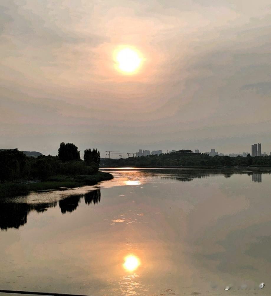 昨天陪我那打工的朋友出去逛商场，逛累了找个咖啡店喝杯咖啡。坐下来我俩就聊开了！
