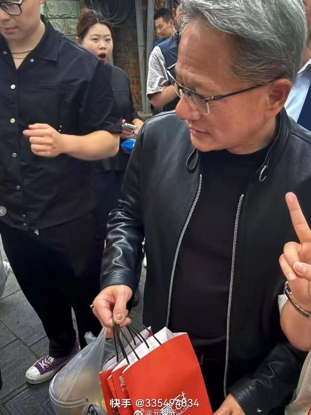 黄仁勋指甲网友结合指甲“变色、增厚、粗糙”的表现，推测为真菌感染引起的灰指甲。有