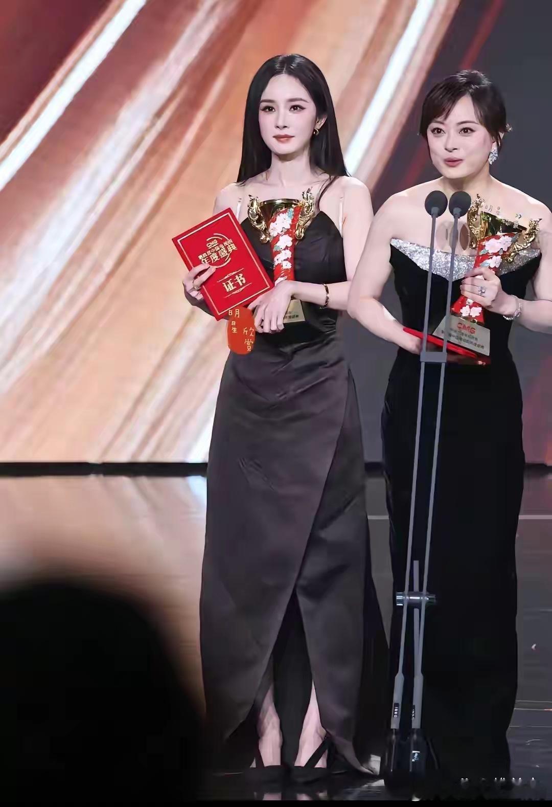 看了昨晚的中国电视剧年度盛典，觉得杨幂太可怕了，不是说她长的可怕，也不是说她性格