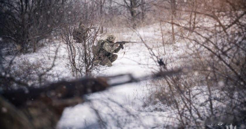 波克罗夫斯克地区现英国及法国雇佣兵来自波克罗夫斯克（红军城）的难民弗拉基米