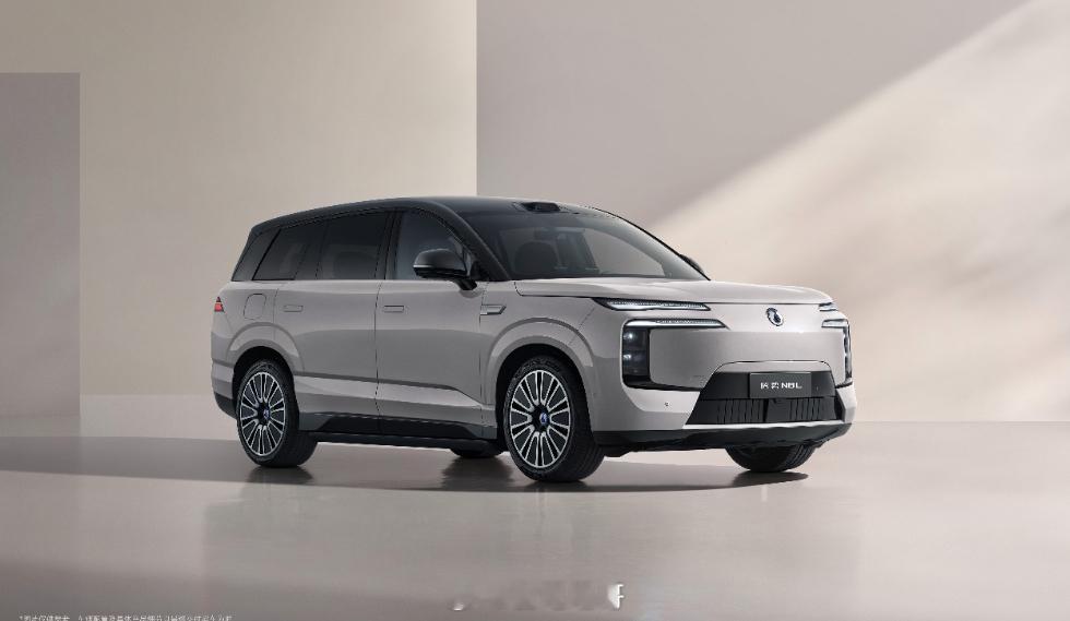 腾势N8L闪充版预售价35万元起搭载闪充技术的车型在续航上都挺让人放心的同时全