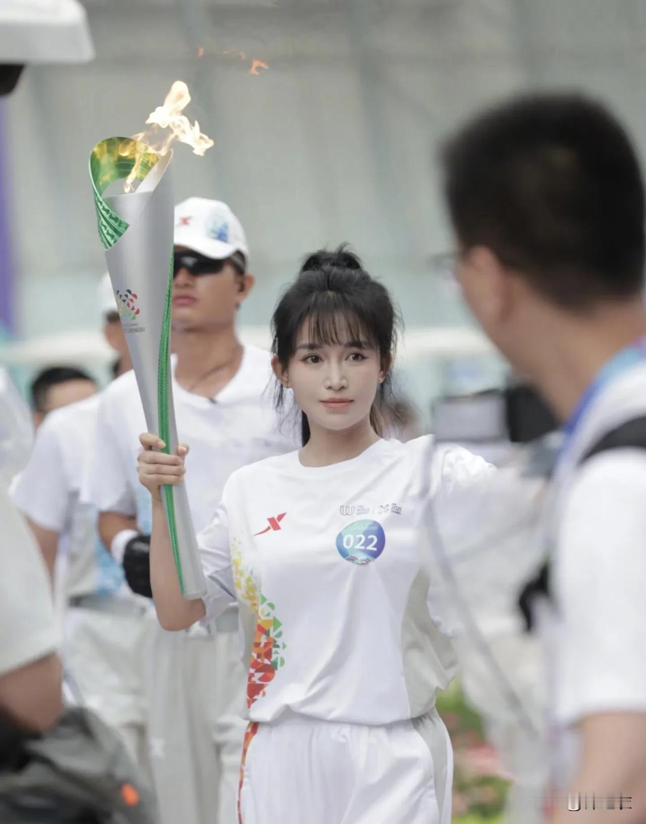 李子柒明明就没啥大变化啊！有些人真的知道她以前长啥样吗？她五官轮廓和以前没啥区别