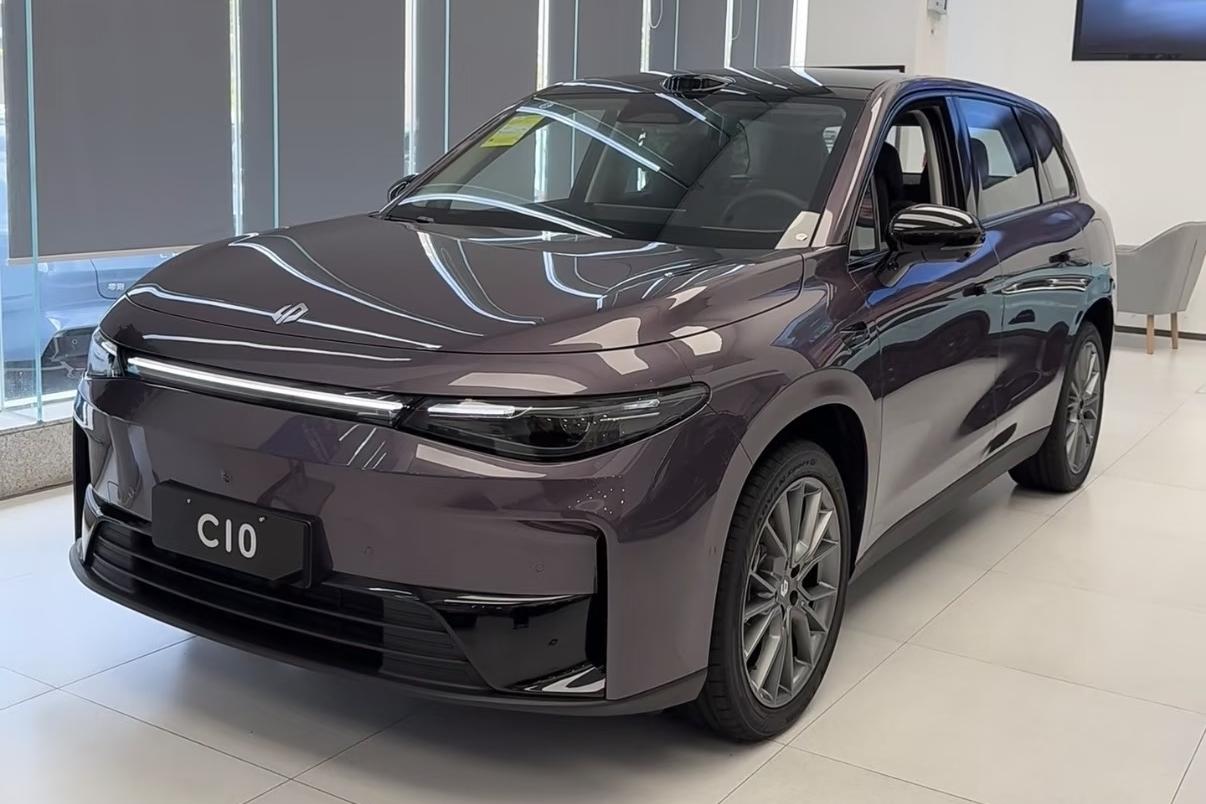 零跑C1010月销量16841辆，零跑C1011月销量15390辆，零跑