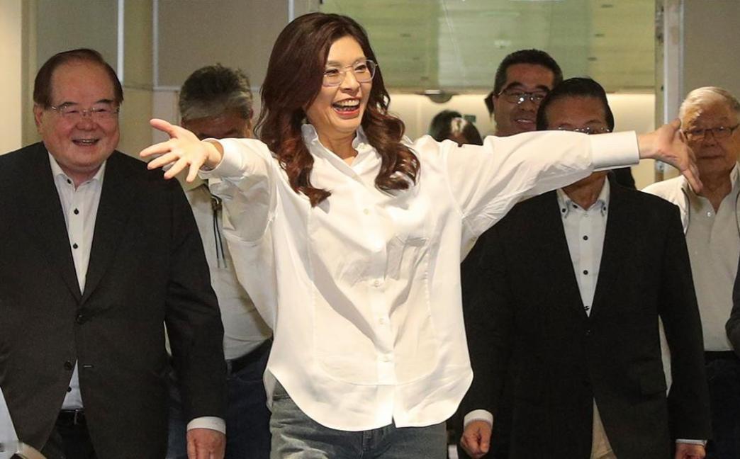 郑丽文离京返台，国民党“敲锣打鼓”般接机，和出发时的情况完全不一样！4月12