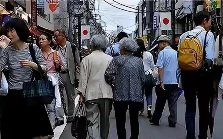 你敢信吗？现在的日本，连上厕所的规矩都快被改写了。不是开玩笑。东京有个地方叫