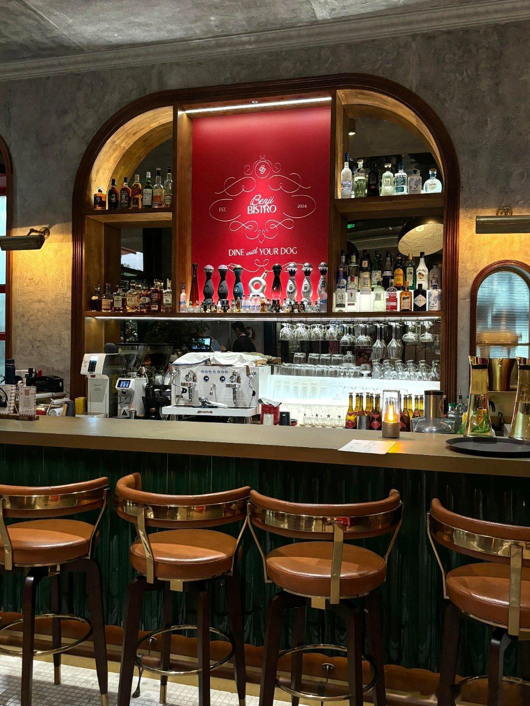 快到新年啦！约上闺蜜逛街时被这家餐厅吸引进门就被温柔灯光和精致装饰戳中精美的菜品