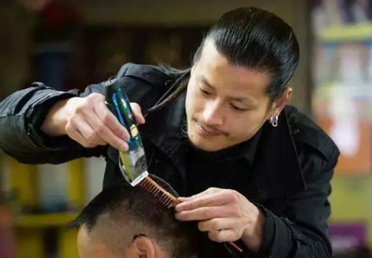 街上的理发店越来越少，年前本该排队爆满，却门可罗雀。奇怪吗？一点也不奇怪，这行业