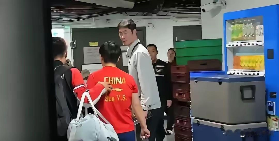 孙颖莎咬着牙走出赛场时，王励勤迎上去那几句询问，愣是被网友编成了罗生门。有人夸领