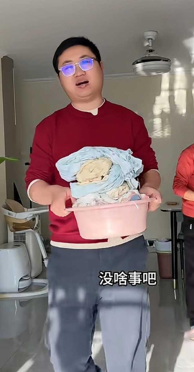 我愣了半天才反应过来，这哪儿是给老二的两万块钱见面礼啊。苏子视频里说妈妈给老二